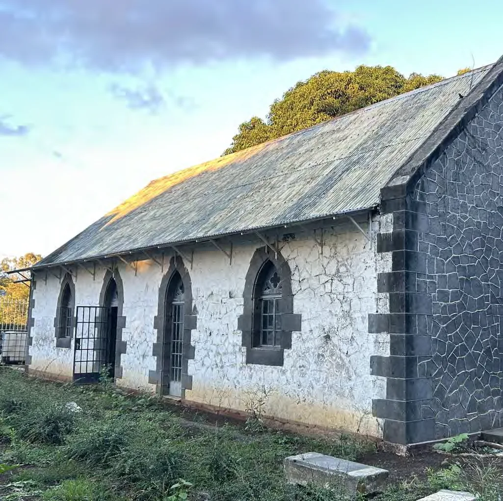 Façade blanchie à la chaux et fenêtres en ogive de la chapelle du Bon Secours