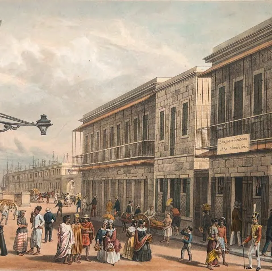 Estampe colorée d'une rue de Port-Louis bordée de bâtiments en pierre à varangue